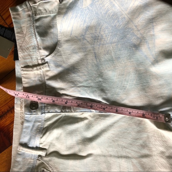 NWT Chico’s So Slimming Girlfriend Crop 1.5 - Picture 5 of 6